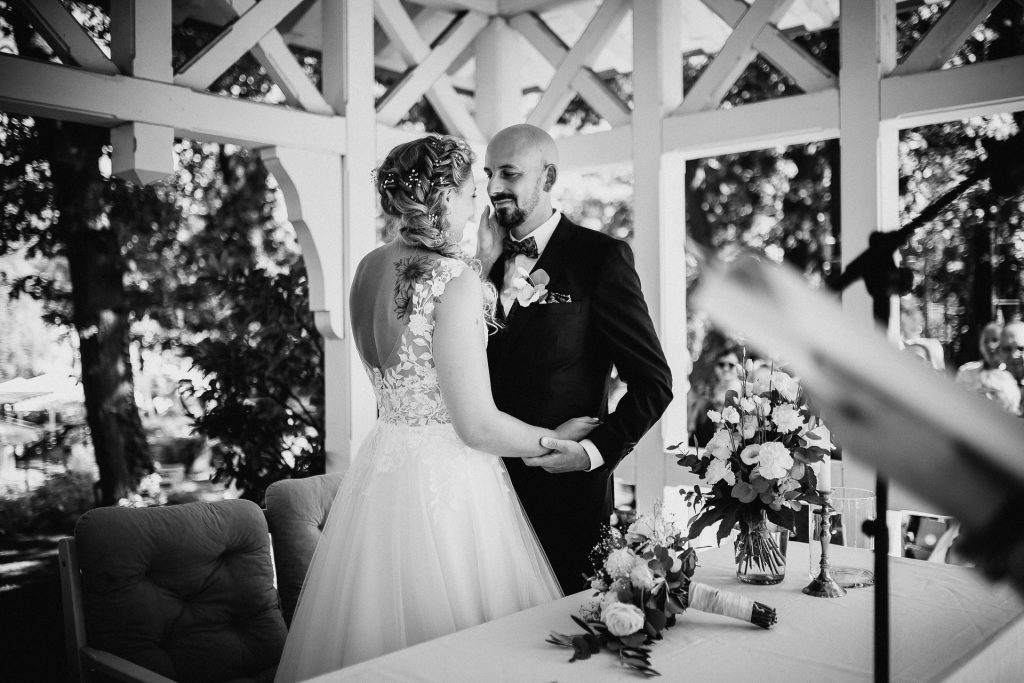 Hochzeitspavillon im Waldhotel Rheinbach während einer standesamtlichen Trauung.