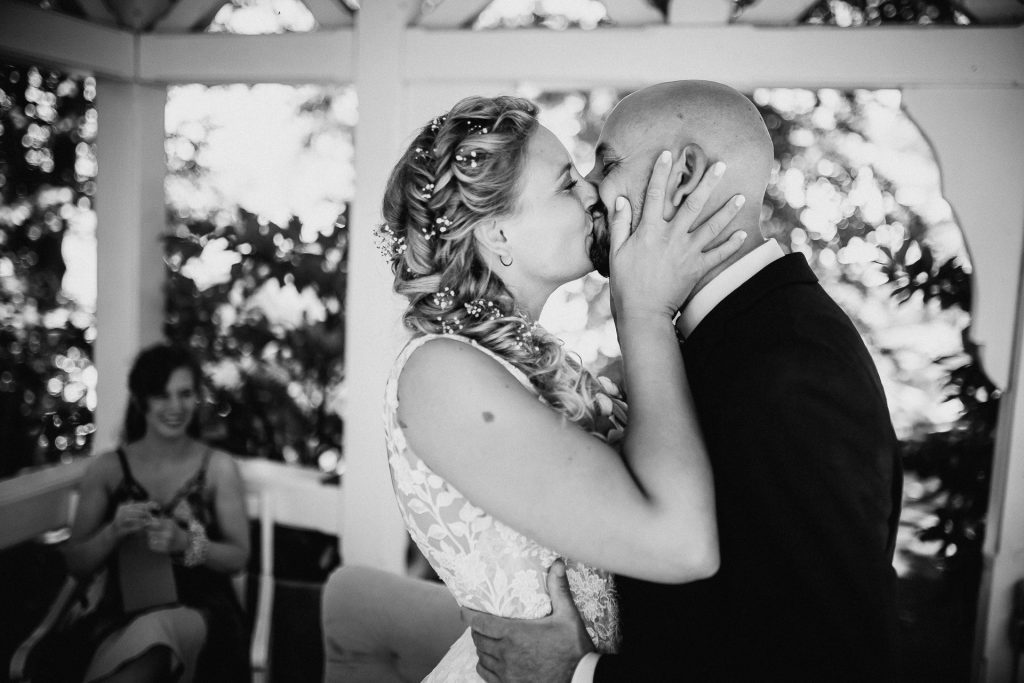 Lachendes Brautpaar aus Bonn beim anschneiden der Hochzeitstorte.