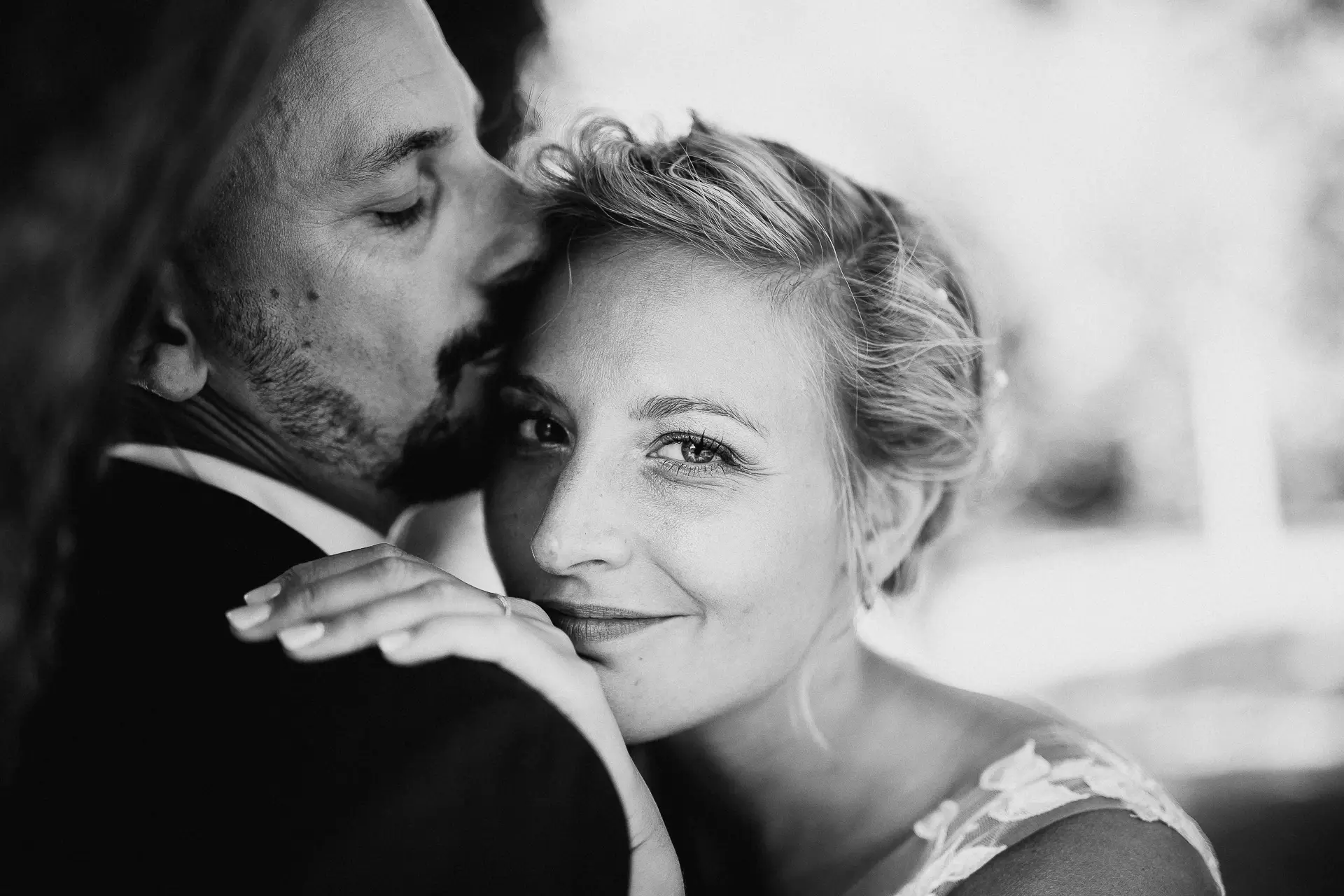 Schwarz Weiß Hochzeitsfoto im Waldhotel Rheinbach. Brautpaar hält sich im Arm.