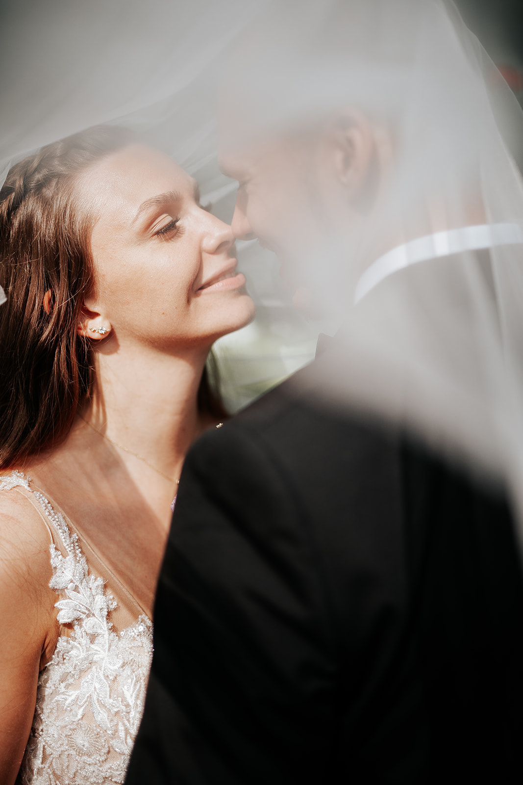 Hochzeitspaar am Hochzeitstag eng umschlungen.