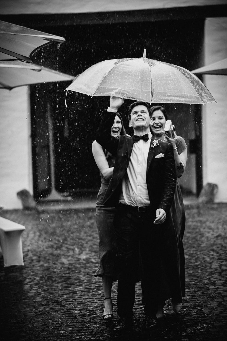 Gruppenfoto und Momentaufnahme einer Hochzeit in Euskirchen bei Regen.