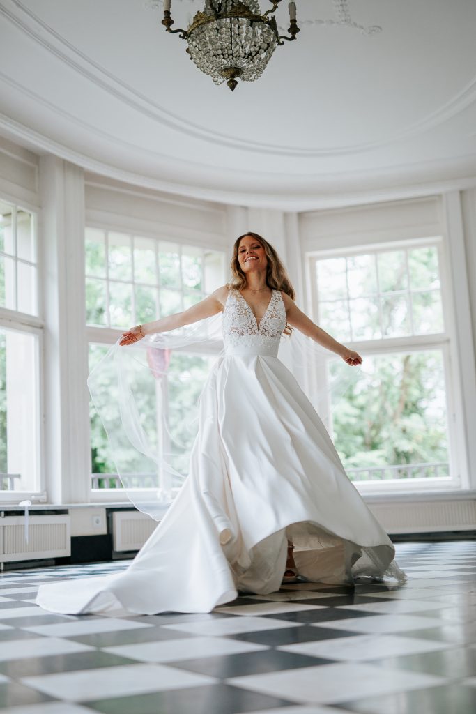 tanzende Braut im Schloss Eulenbroich während einer Hochzeitsreportage.