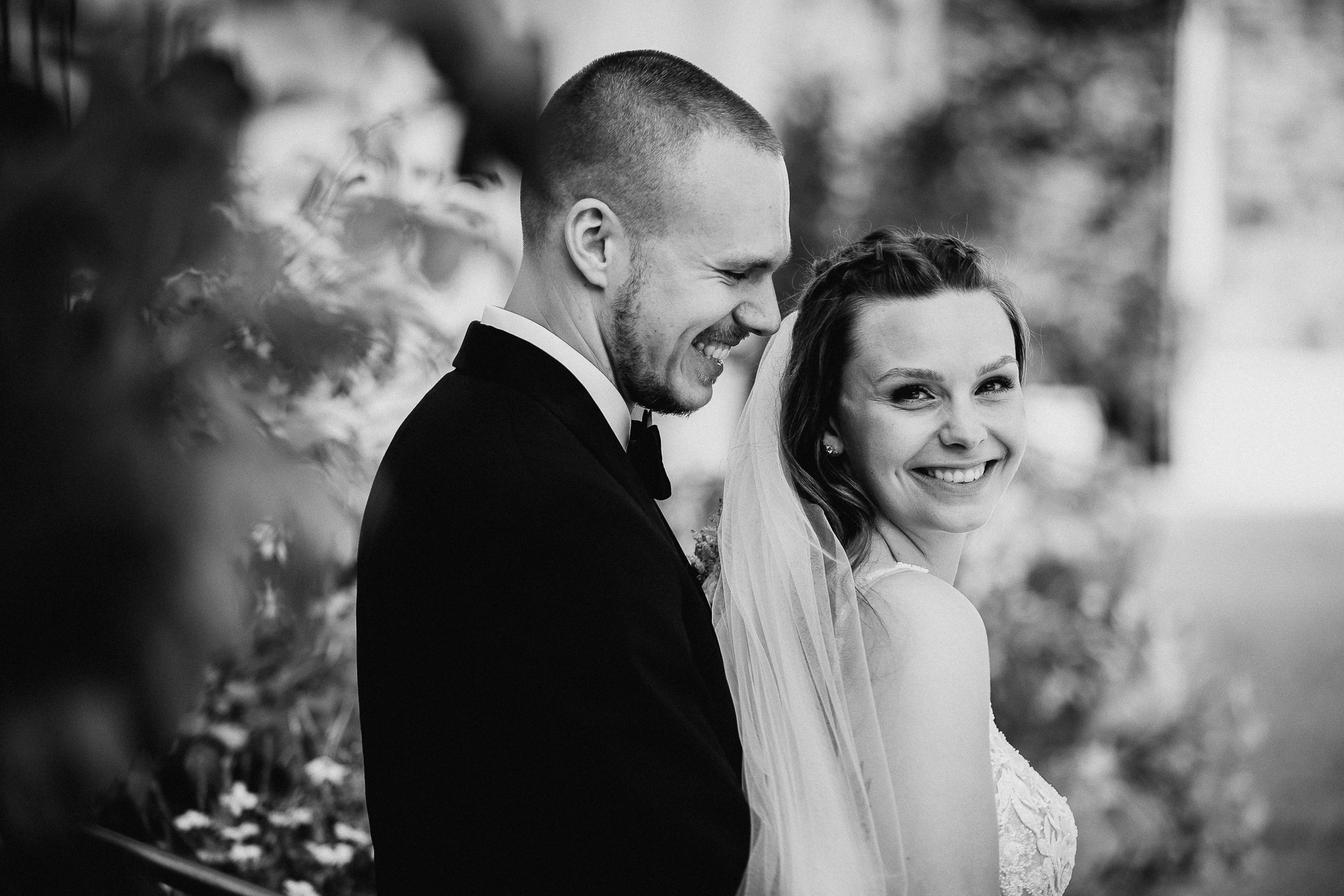 Brautpaar welches sich vertraut im Arm hält während einer Hochzeitsreportage auf Burg Flamersheim bei Rheinbach.