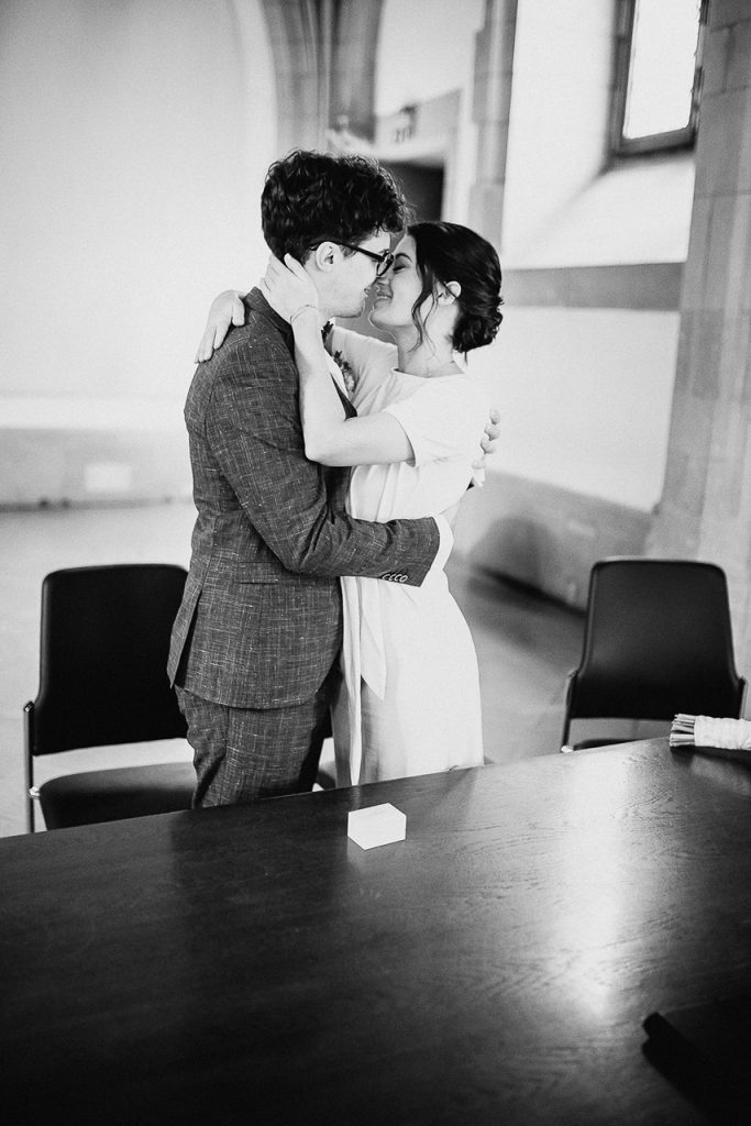 küssendes Brautpaar während einer Hochzeitsreportgage im Standesamt Köln.