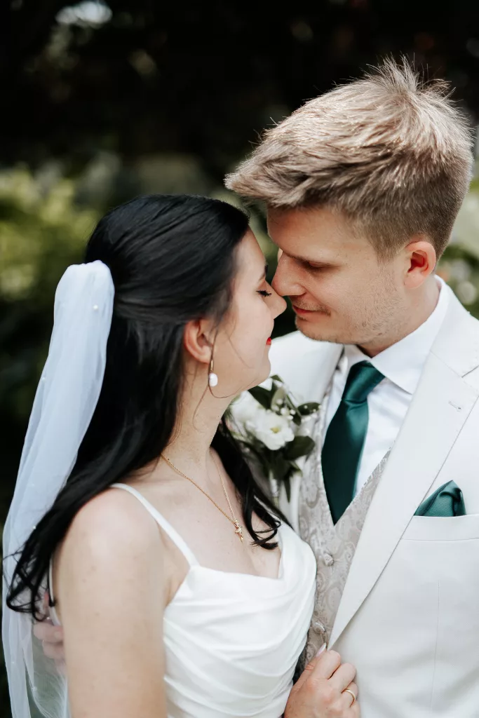 verliebtes Brautpaar mit der Stirn aneinander während einer Hochzeitsreportage in Aachen.