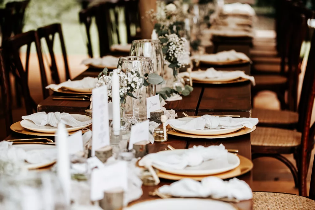 Foto eines gedecktes Tischen in einer Hochzeitslocation im Raum Köln/Bonn.