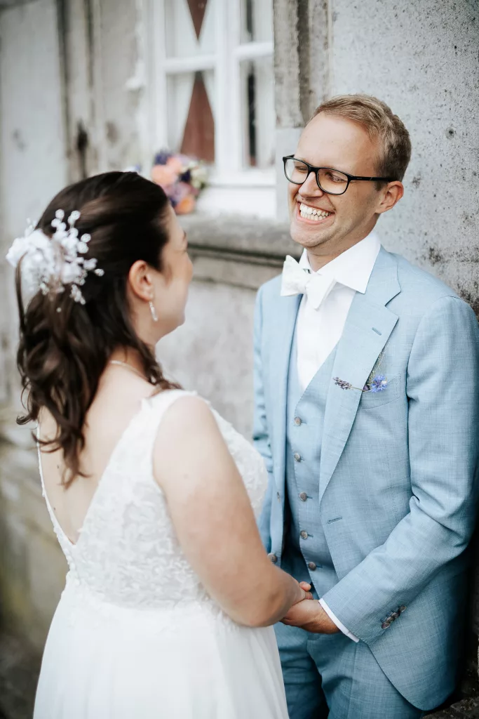 Lachendes Brautpaar auf einer Hochzeitsreportage in Bonn.