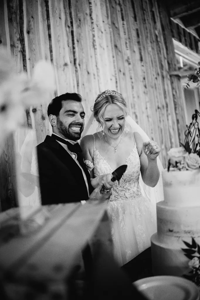 Brautpaar beim anschneiden der Hochzeitstorte in der Hochzeitslocation Holsteins Mühle.