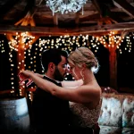 Brautpaar verliebt umschlungen bei einer Hochzeitsreportage in Euskirchen.