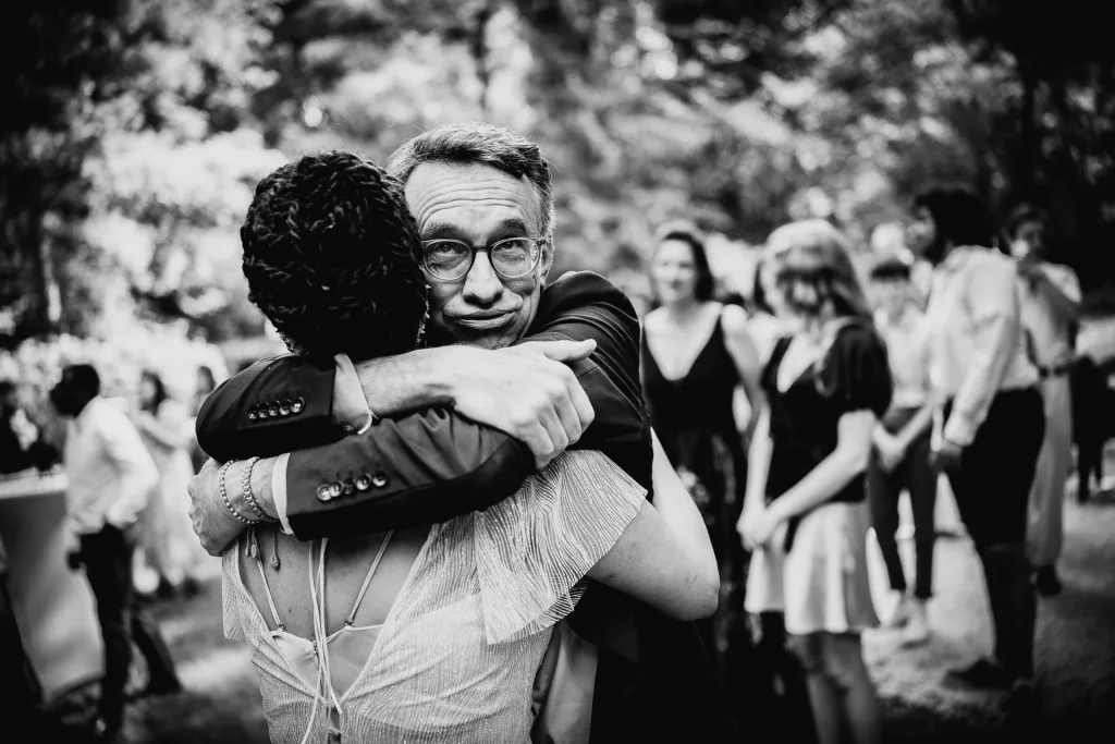 Innige Umarmung bei der Beglückwünschung auf einer Hochzeit in Bonn.
