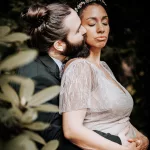 Emotionaler Moment eines Brautpaares in Bonn.