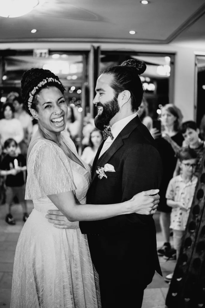 lachendes Brautpaar während einer Hochzeitsreportage in Bonn.