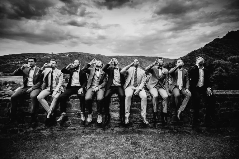 Gruppenfoto mit Männern auf einer Hochzeit in Euskirchen.