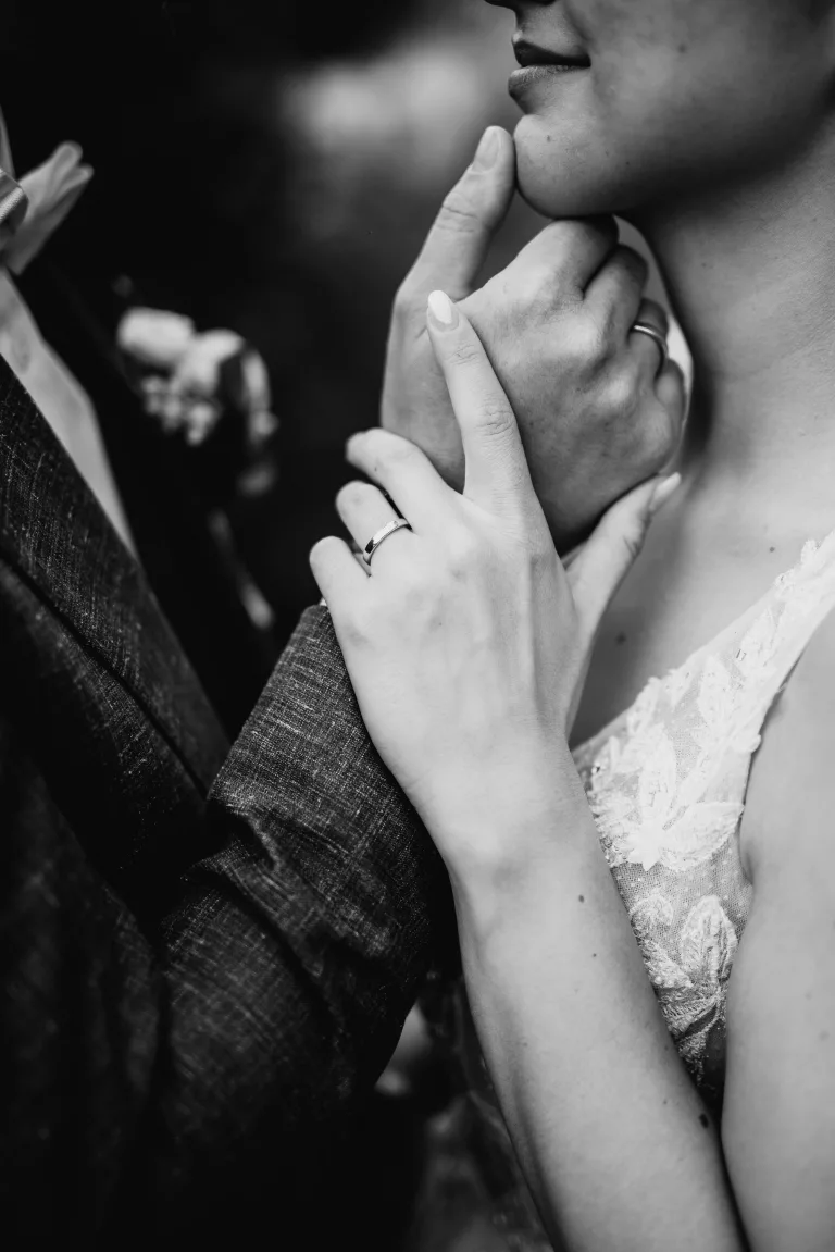 Zärtlicher Moment beim Brautpaarshooting einer Hochzeitsreportage in Bonn.