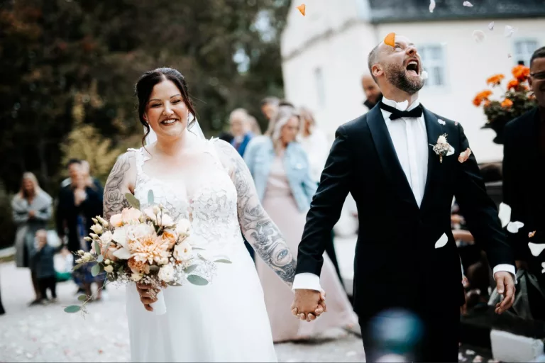 Hochzeitspaar nach der Trauung während einer Hochzeitsreportage in Rheinbach.