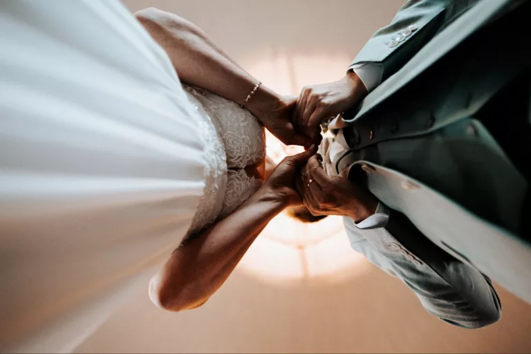 Brautpaar was sich an den HÄnden hält während einer Hochzeitsreportage in Rheinbach