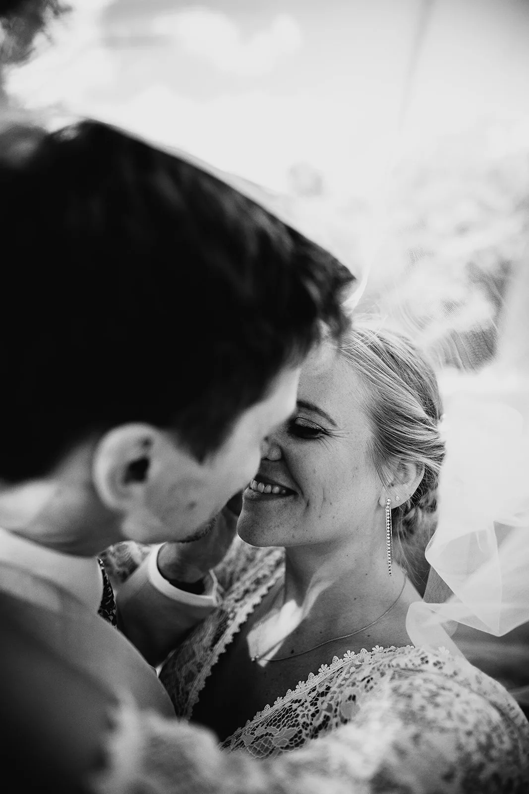 Brautpaar währen einer Hochzeitsreportage in Euskirchen die sich küssen.