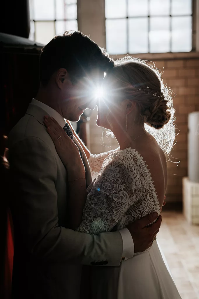 Hochzeitsfotos eines Brautpaares während einer Hochzeitsreportage in Euskirchen im Gegenlicht.