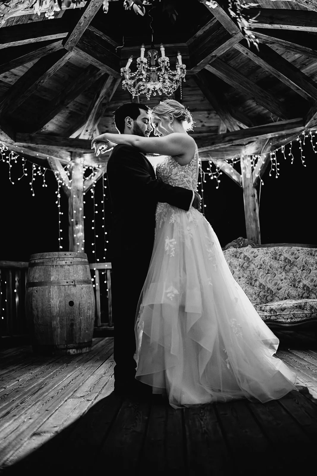 Hochzeitsfotos eines Brautpaares während einer Hochzeitsreportage in Euskirchen im gegenlicht.