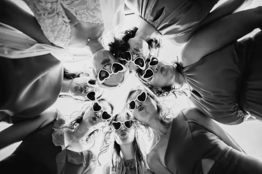 Lustiges Gruppenfoto von Hochzeitsgästen während einer Hochzeitsreportage in Rheinbach.