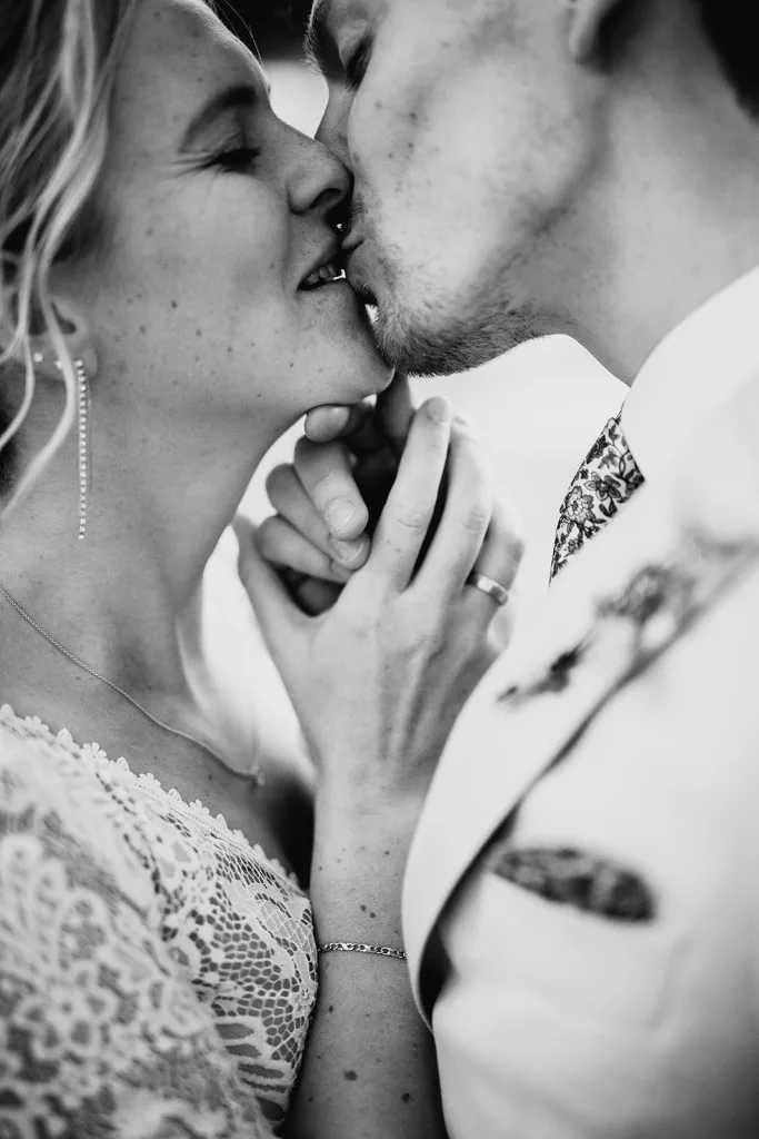 Küssendes Brautpaar während einer Hochzeitsreportage in Rheinbach.