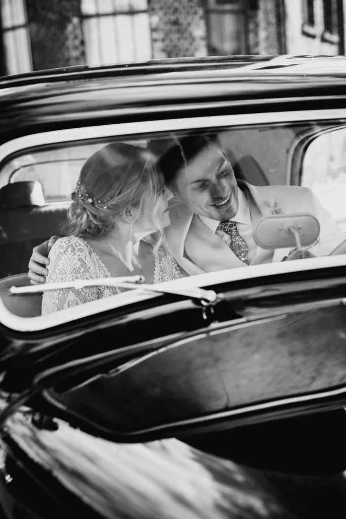 Brautpaar während einer Hochzeitsreportage im Hochzeitsauto.