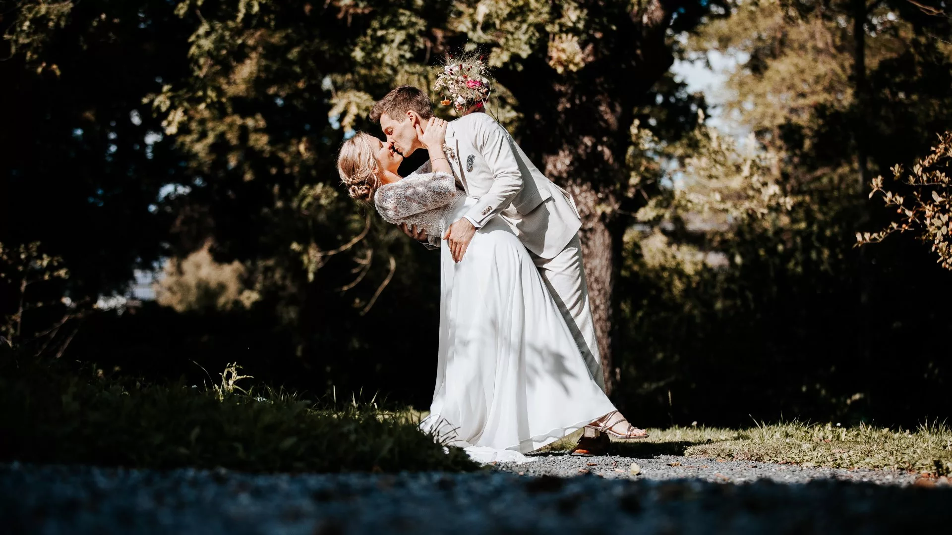 Hochzeitsfotos eines Brautpaares während einer Hochzeitsreportage in Rheinbach.