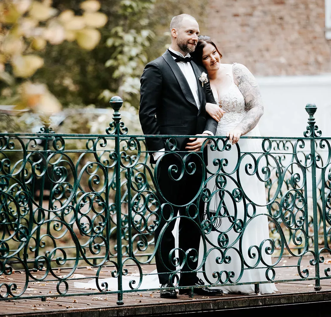 Hochzeit Burg Flamersheim Brautpaar auf Brücke