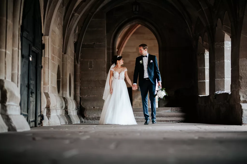 Brautpaar Umarmung Hochzeit natürliche Hochzeitsfotos