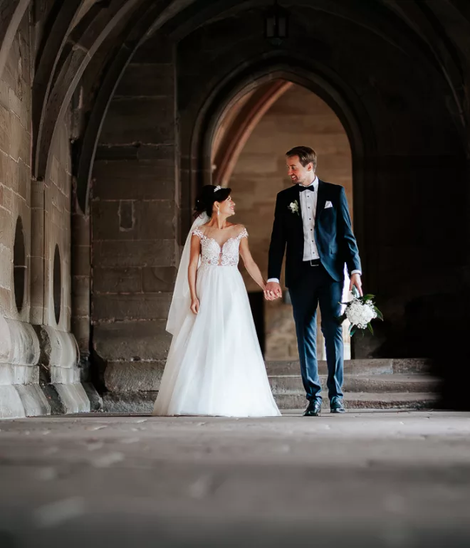 Brautpaar Umarmung Hochzeit natürliche Hochzeitsfotos