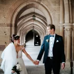 Brautpaar hält sich an den Händen und schaut sich an während einer hochzeitsreportage in Euskirchen.