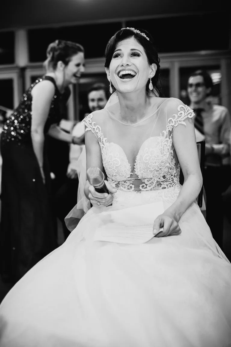 Braut lacht ungestellt Hochzeit emotionale Hochzeitsreportage