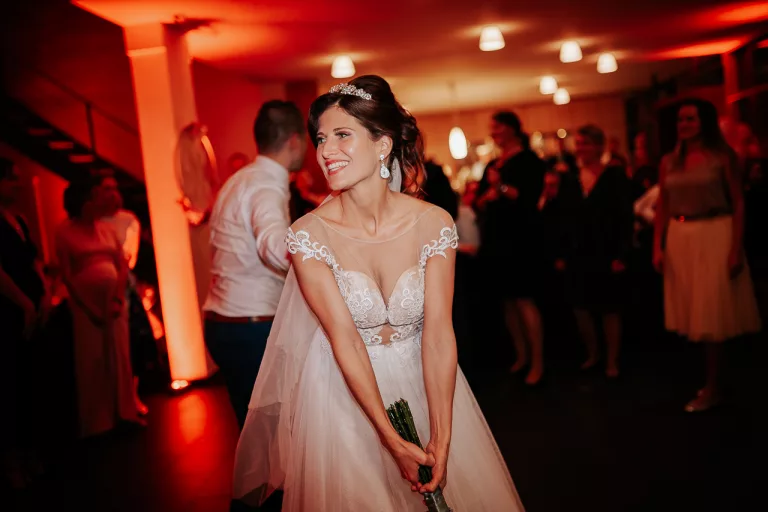 Braut beim Brautstraußwerfen.