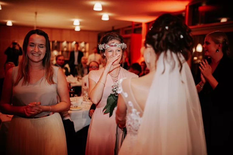 emotionale Trauzeugin beim Brautstrauß.