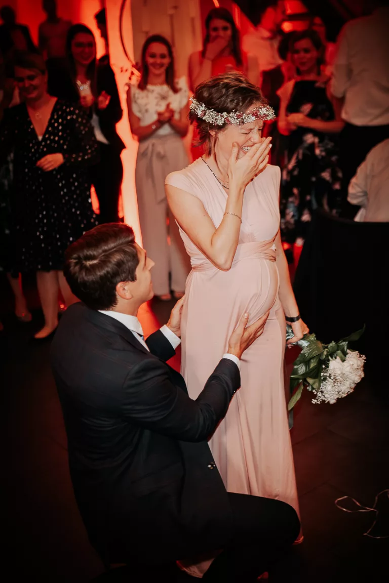 Trauzeugin bekommt Heiratsantrag während einer Hochzeitsreportage.