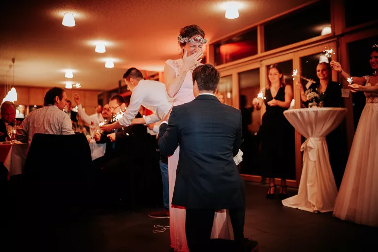 Trauzeugin bekommt Heiratsantrag während einer Hochzeitsreportage.