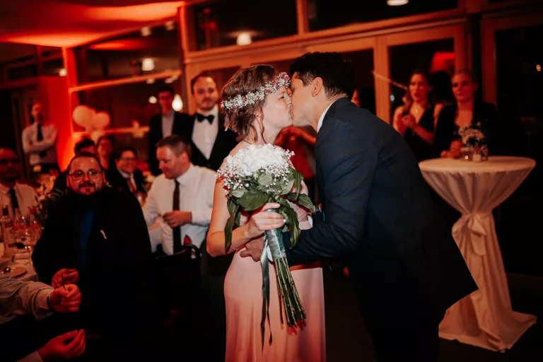 Trauzeugin bekommt Heiratsantrag während einer Hochzeitsreportage.