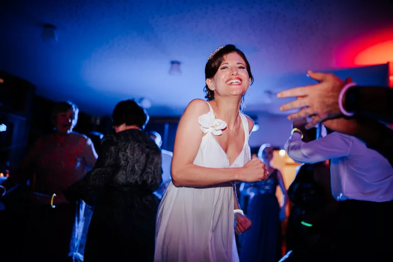 Hochzeit Party echte Momente Tanz Brautpaar