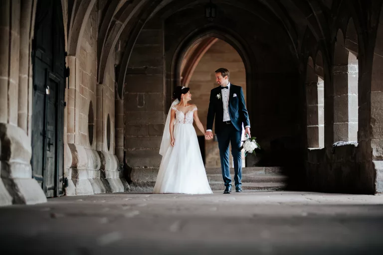 Brautpaar Umarmung Hochzeit natürliche Hochzeitsfotos