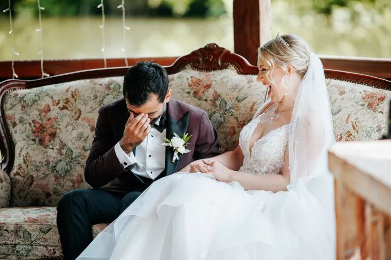 lachendes Brautpaar während der Trauung in Bonn