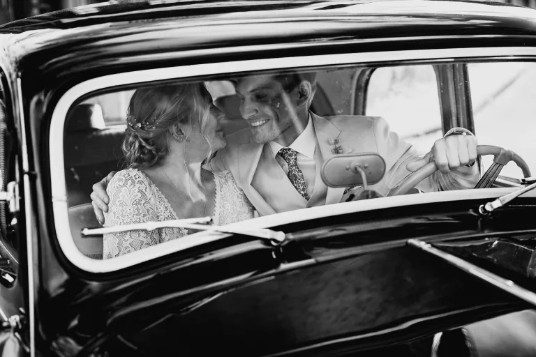 verliebtes Brautpaar in einer Hochzeitslocation im Kreis Bonn