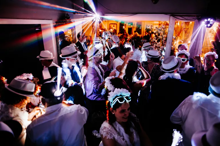 Hochzeitsparty mit voller Tanzfläche im Diskolicht in einer Hochzeitslocation in Bonn.