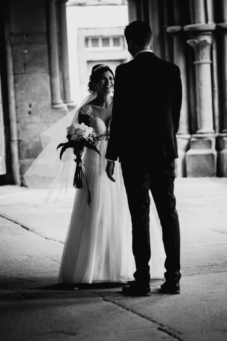 Braut steht vor ihrem Bräutigam und ist sehr emotional.